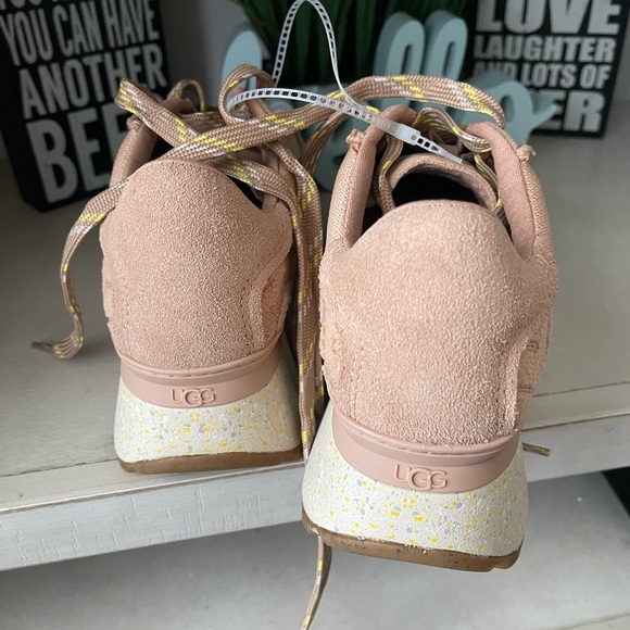 Ugg - Picture 2 of 5